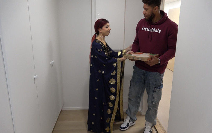 Amateur Homemade Porn: Arab Wife Fucks BBC Pizza Delivery Guy Instead of Paying