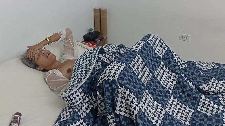 Swingersamateur40: Ich überrascht meine stiefschwester im bett beim masturbieren und bekomme es...