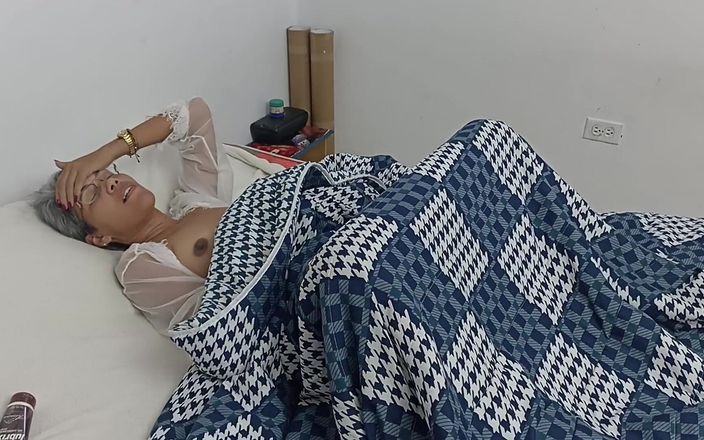 Swingersamateur40: Eu surpreende minha meia-irmã na cama se masturbando e eu...