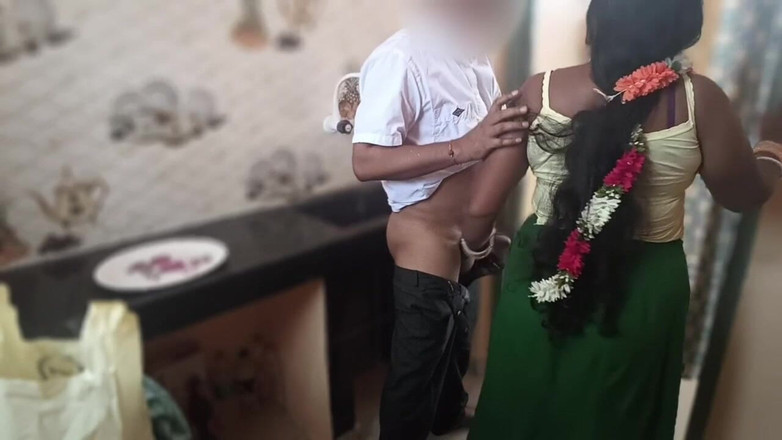 Telugu-fuckers: Desi stiefmutter in der Küche gefickt, ich habe sie zur Überraschung...