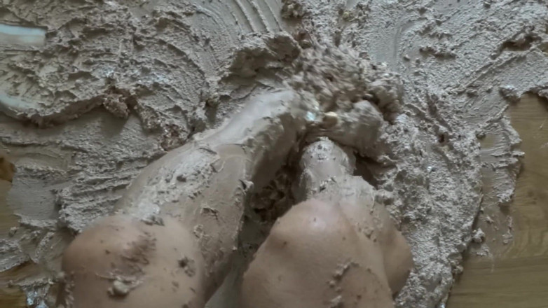 Monica Crush: Crushing cake barefoot