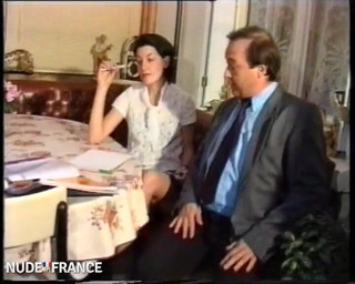 La France a Poil: O studentă slab concentrată mai dispusă să se fută!