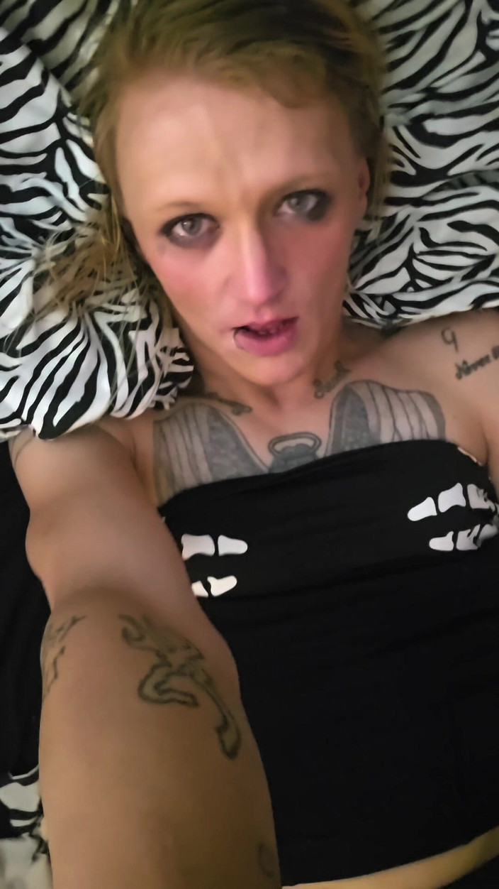 Lynn Kaotik: 变性荡妇射在她自己的脸上