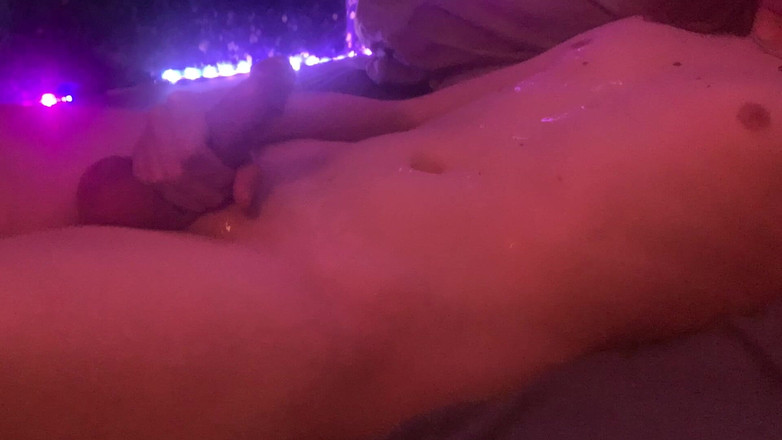 Brashen: Náctiletý chlapec si honí a stříká naloží před spaním