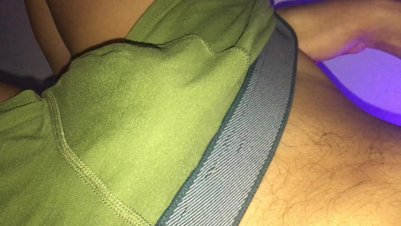 Great J: Viendo a su compañero de cuarto vestirse mientras se masturba