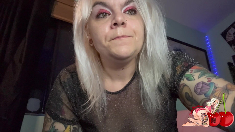 CherryBombBomb: VEDERE LA PERSOANA 1 cu fetiș neglijentă cu muie pe vibratorul...