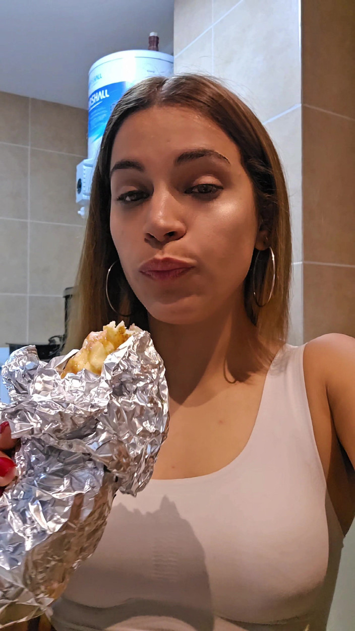 Young big apple: Cặp đôi nghiệp dư ăn uống trong khi phát trực tiếp