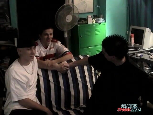 Skater Spank: Kelly golpea al down duro