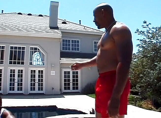 The Vintage Era: Si cantik kulit hitam nyepong kontol dan dientot di dekat...