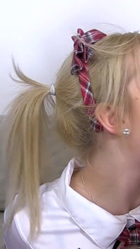 Roztomilá blonďatá děvka si užívá wild blowbang relaci se staršími muži