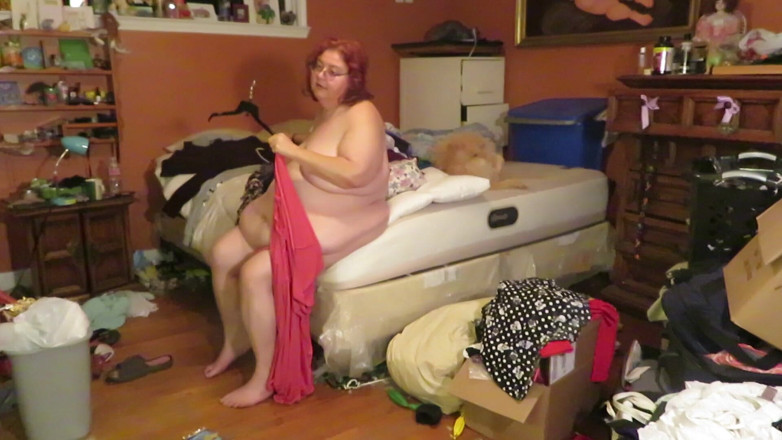 BBW nurse Vicki adventures with friends: Składanie prania nago