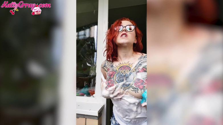 Katty Grray: Hot girl clean up the balcony and demonstrate sexy body