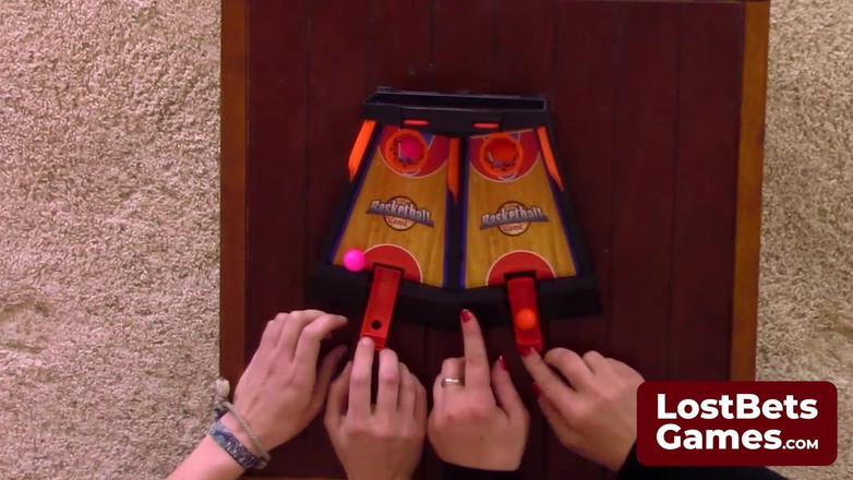 Lost Bets Games: Tobi bersinar di permainan basket striptis ini