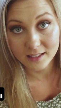 Irmã me ama - cara de sorte pegou sua meia-irmã loira brincando com sua buceta com vibrador
