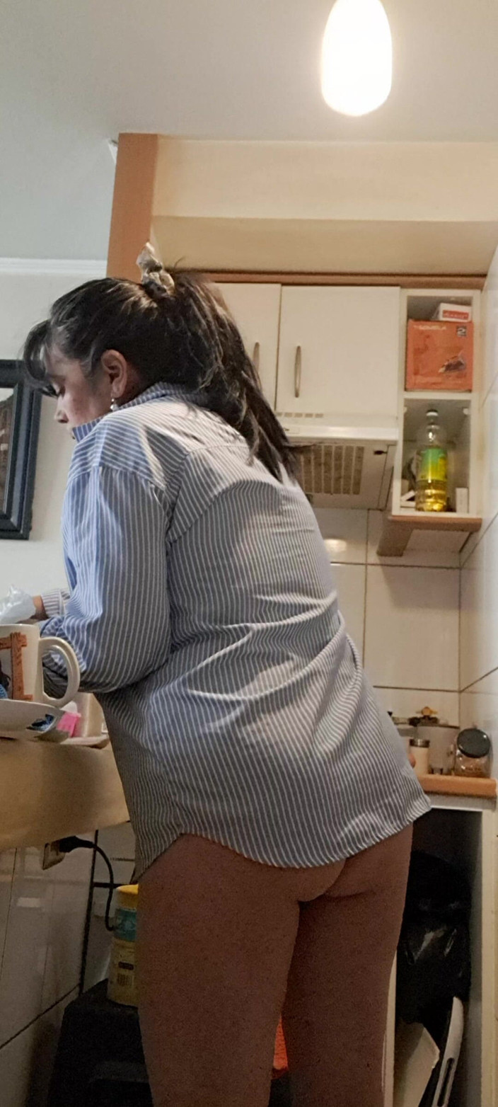 Mommy big hairy pussy: किचन में बिना पैंटीज के खाना बनाना