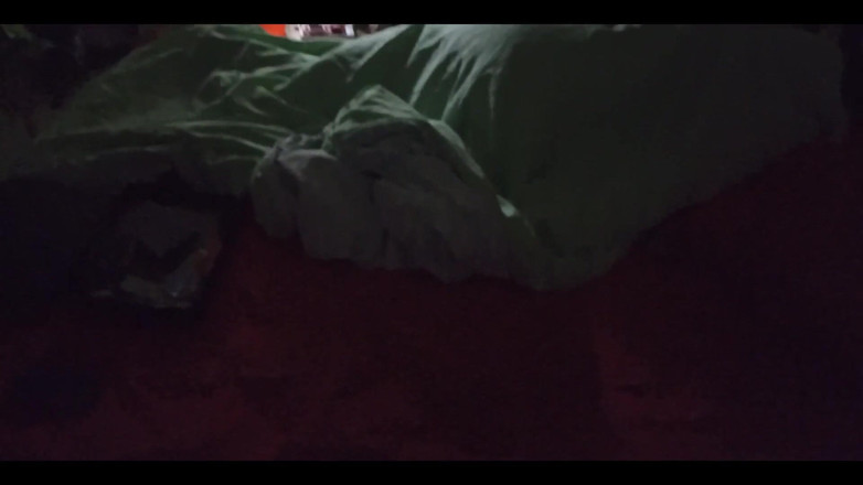 Karmicoxv: Bătrânul morbid intră în camera soției sale și o înregistrează