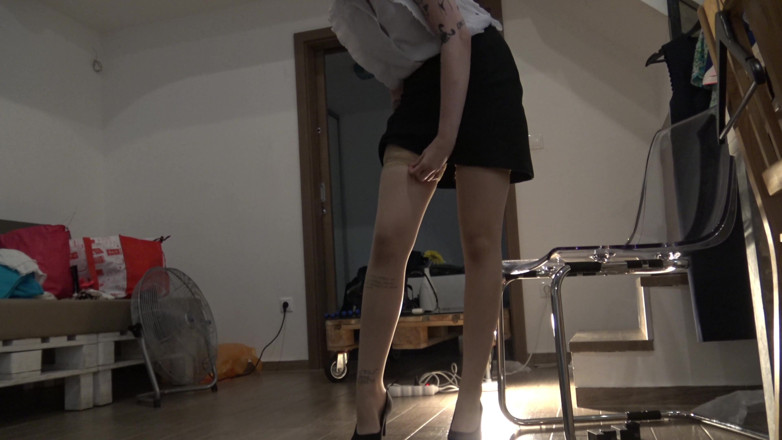 Leon Lambert Girls Twerk Parties CFNM: Blonďatá dívka po vysoké škole doma škádlí s minisukní otevřenýma nohama softcore...
