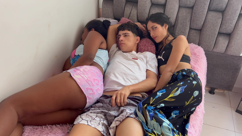 BritannySexxx: Eu compartilho uma cama com a melhor amiga da minha...