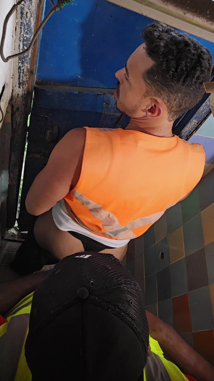 TheBlacKHunterr: Das Badezimmer des Baus wurde zu einer Hure