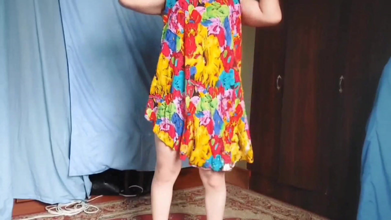 Kitty_Cross: Deslumbrante maricas mostrando curvas com movimentos brincalhões