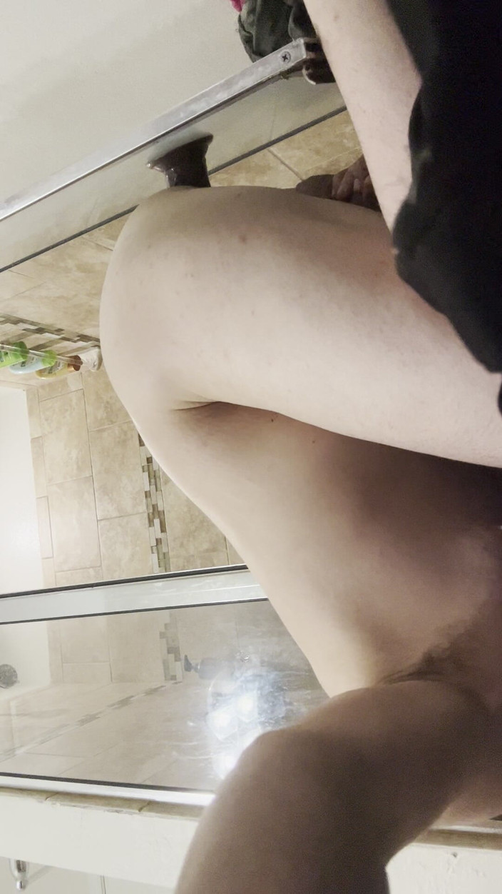 Kate Cummings: Beyaz boi büyük dildo kullanarak yerde domalıyor