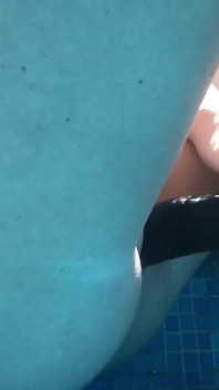 Consolador de doble extremo bajo el agua