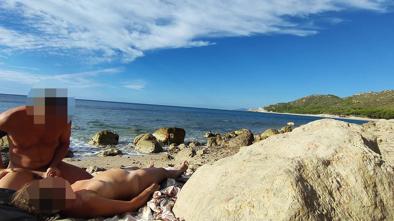 Miss Creamy: Străinii mi-au prins soția atingându-mi și futându-mi pula mare pe o...