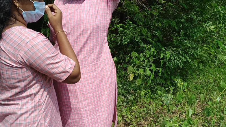 Wonder: Студент коледжу з уніформою лесбіянки на відкритому повітрі