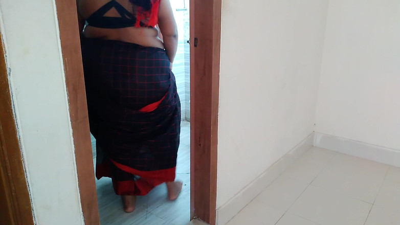 Aria Mia: バスルームで自慰行為をしている義理の息子を見て、継母は角質です、義理の息子が彼女のラフファックを与えるよりも