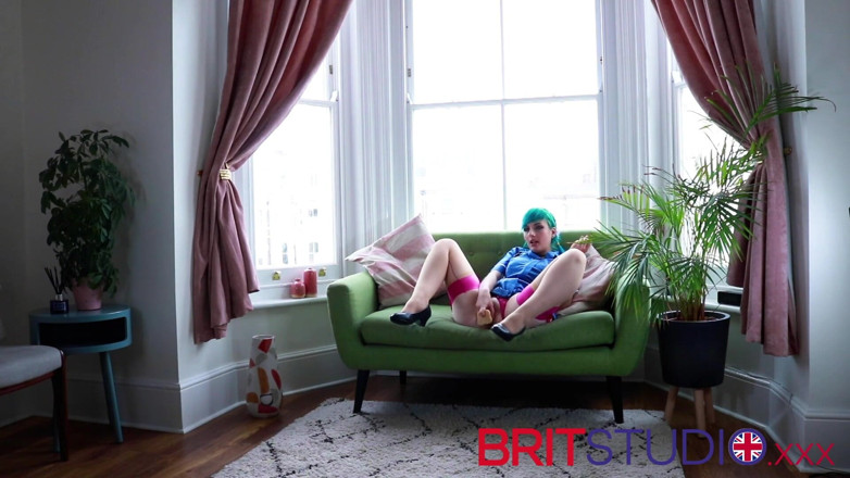 Brit Studio: Student nurse tells you how to wank for her