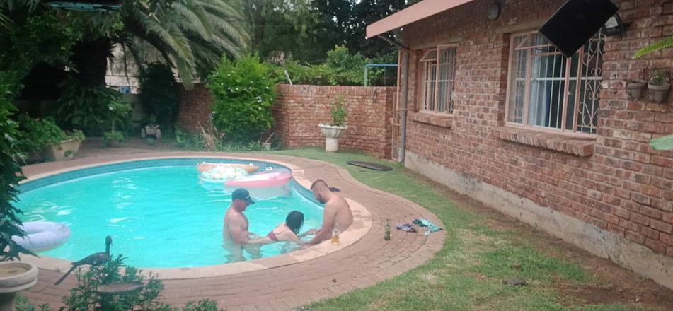 Bigjoefuckalott: Sie war so geil, also benutzen wir die mit zwei...