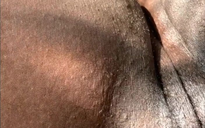 Super sexy ebony cuties: 用手指抚摸我的菊花，挤压我的巨乳