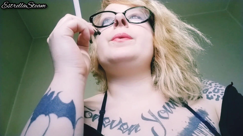 Estrella Steam: Blondine rookt een sigaret GEEN AUDIO