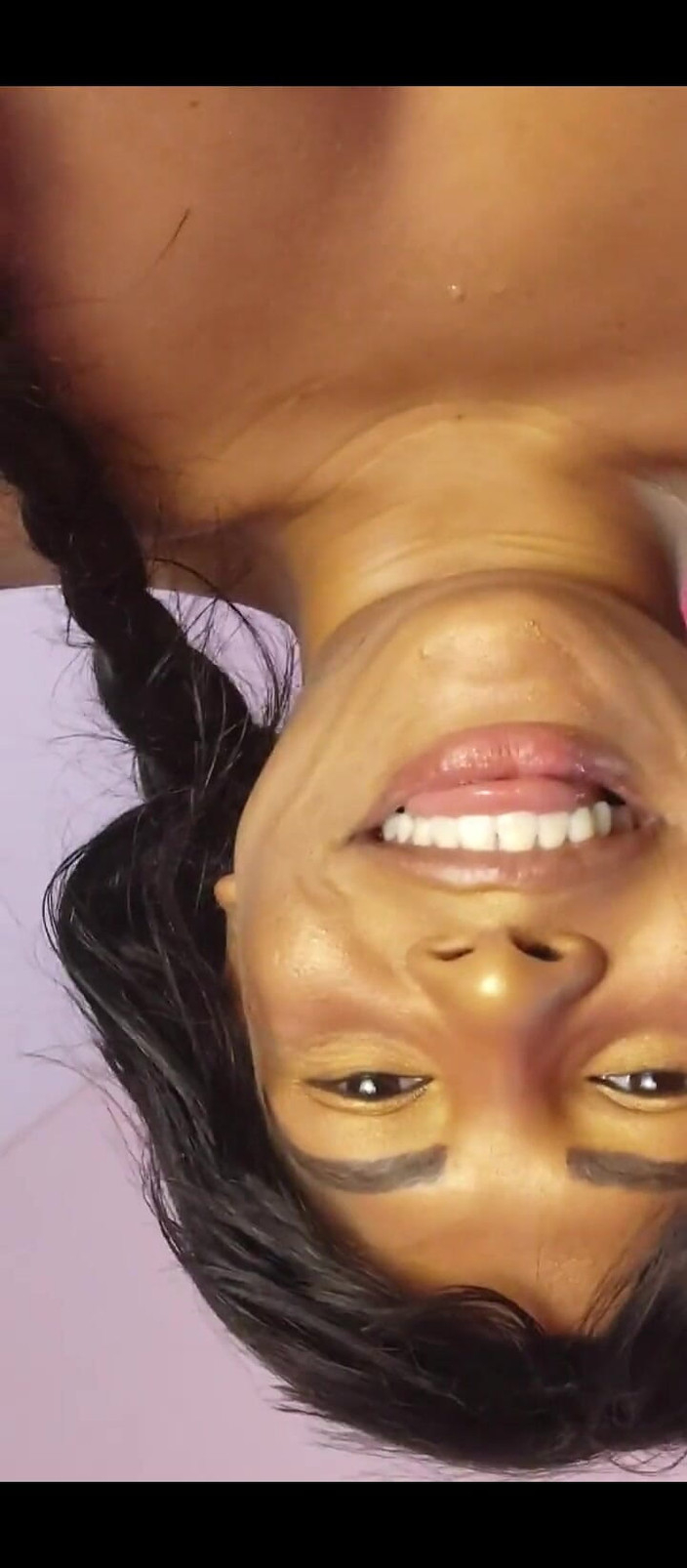 anabel693: 欲火中烧的webcan女孩在她的阴户被振动时用她的性爱机器操她的喉咙