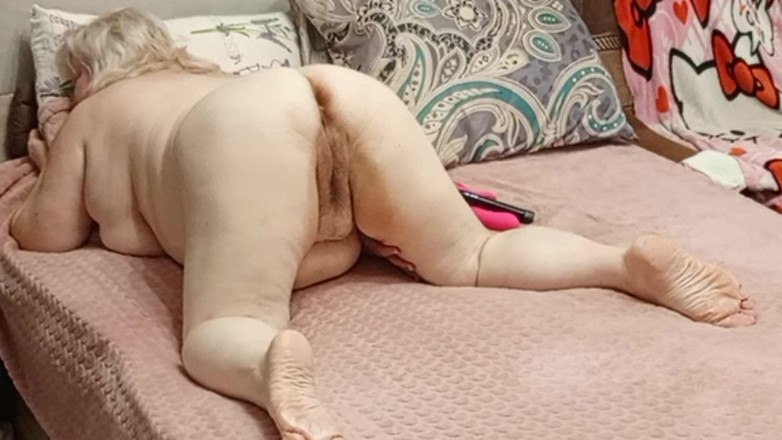 Zona901: Macecha s kulatým zadkem a chlupatou kundou dostane orgasmus z...