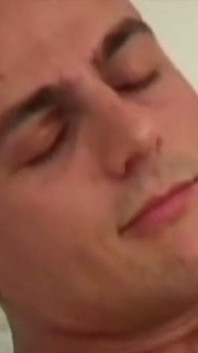 Porno vintage con un twink che scopa senza preservativo