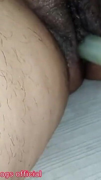 Netu cưỡi trên dương vật giả trắng người Ấn và nhét vào âm hộ