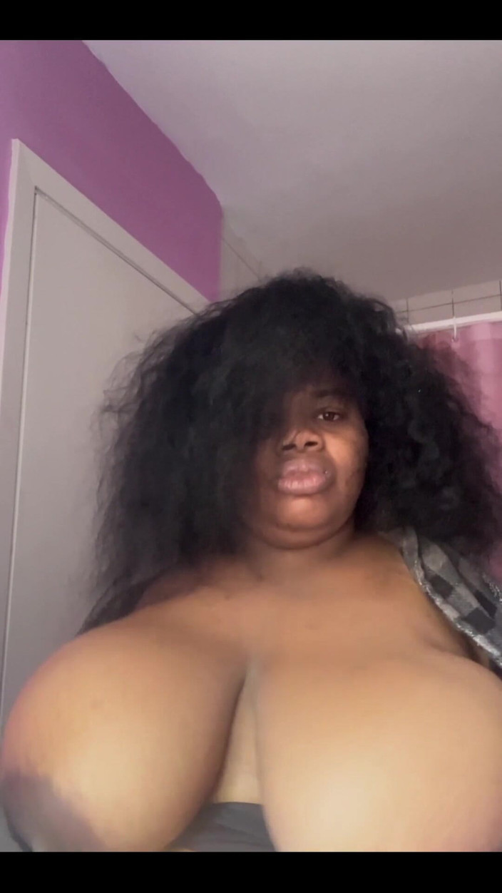 Yanise Lamore: No chuveiro, fora do chuveiro