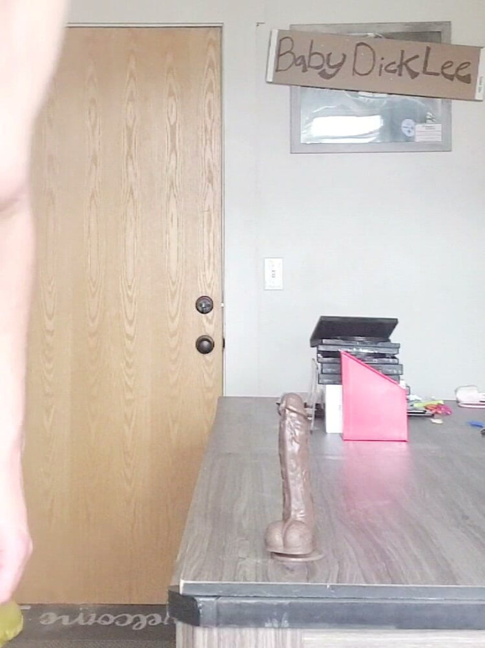 Lee Przybylowicz: Lee Przybylowicz gioca con un dildo nuda in corridoio