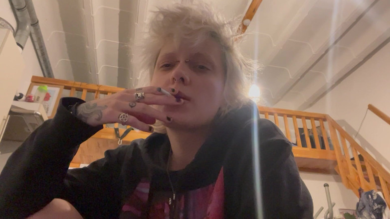 Glitterqueen1999: Chica gótica sin maquillaje fumando un cigarrillo