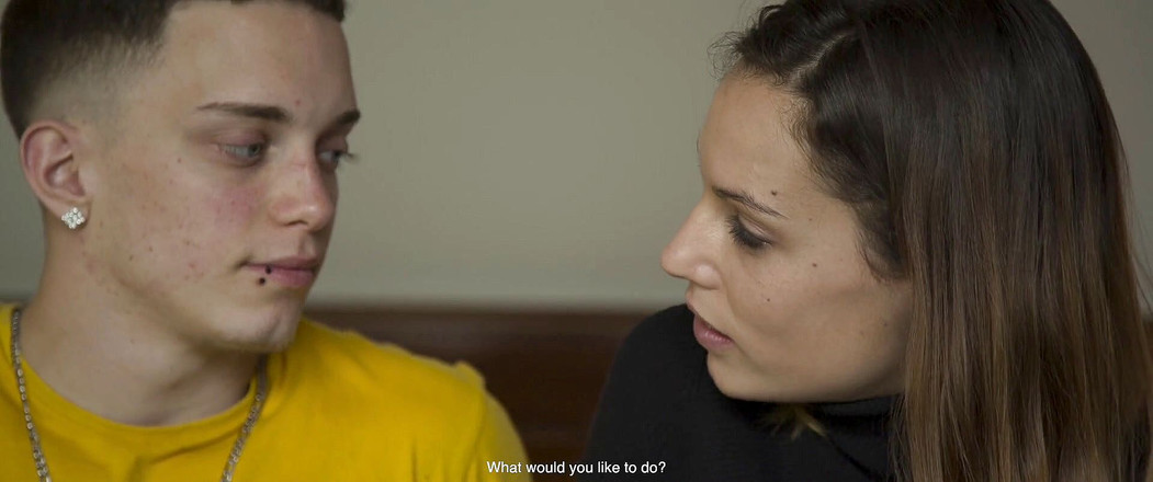 Verso Cinema: Gorąca wytatuowana nastolatka zostaje spitroasted w trójkącie