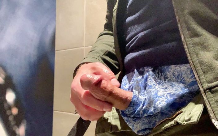 Tjenner: Jerking my cock in the public restroom at the airport