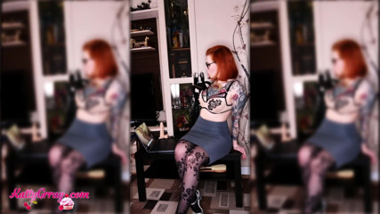 Katty Grray: Guru terangsang dengan stoking mengisap dildo dan memukul pantatnya dengan...