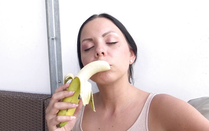 Solo Austria: Carla`s banana POV teasing