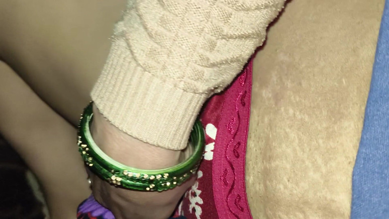 Village studio: Close-up poesje likken en harde diepe neukpartij seks met stiefzus