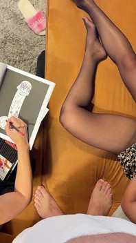 İki ateşli seksi orta yaşlı seksi evli kadın küçük yaraklı bir adamla oynuyor ve yarakla azdırarak yavaş bir elle muamele çektikten sonra onu hüsrana bırakıyor