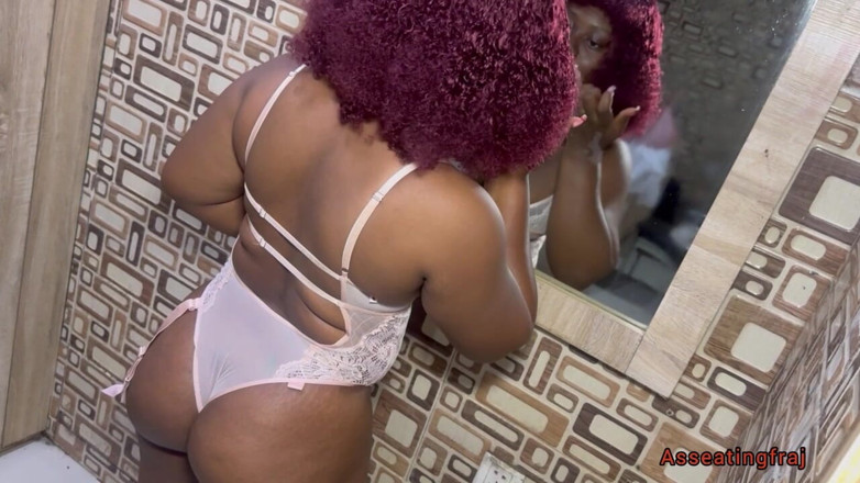 Ebony juicybutt: Мій хлопець трахнув мене занадто сильно.