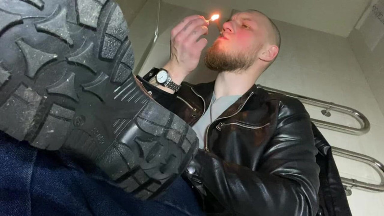 Hunky time: Skórzany szef pali