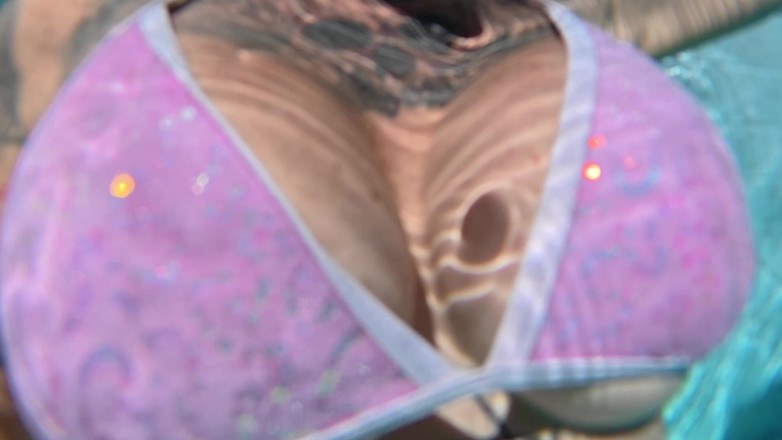 Skully inkson: Big Tits Underwater