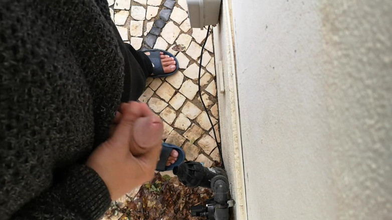 Rafael Torreano: Ragazzo che si filma mentre si masturba fuori da una...